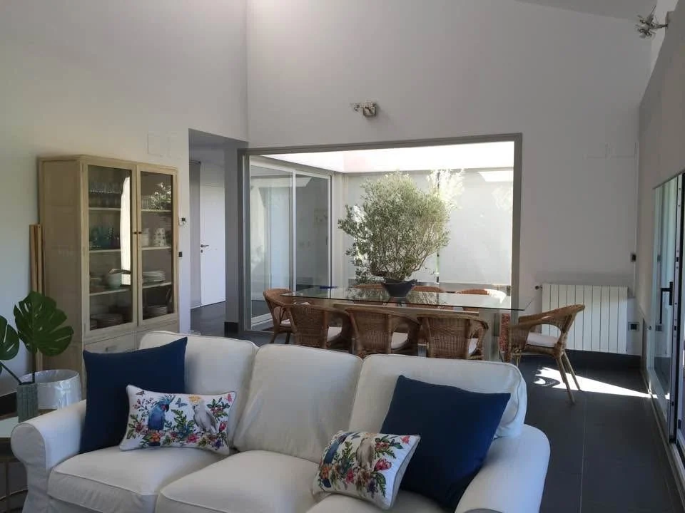 Salón y comedor conectados con el exterior en un proyecto de Pilar Goytia.